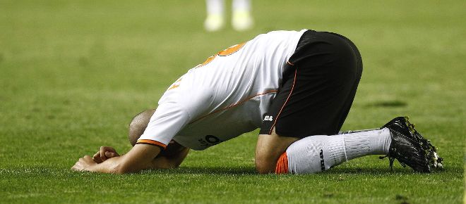 El centrocampista argelino del Valencia Sofiane Feghouli se muestra desolado.