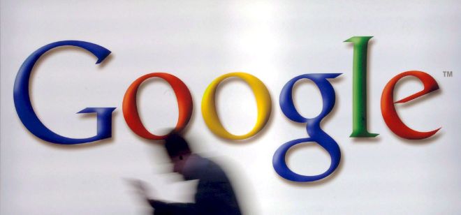 Fotografía fechada el 21 de octubre de 2004, que muestra a un hombre pasando junto al logotipo de Google, en Fráncfort (Alemania). 