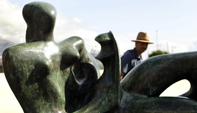 Imagen de la obra 'Madre e hijo reclinados' (1975-76), una de las siete piezas de The Henry Moore Foundation que forman parte de una exposición al aire libre que se inaugura por primera vez en España en Santa Cruz de Tenerife.