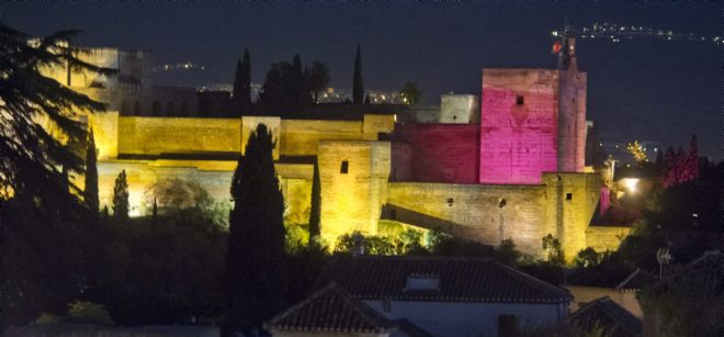 La Torre de la Vela de la Alhambra de Granada, iluminada de rosa.