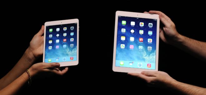 Empleados de Apple presentan el nuevo iPad Air (d) y el iPad Mini (i).