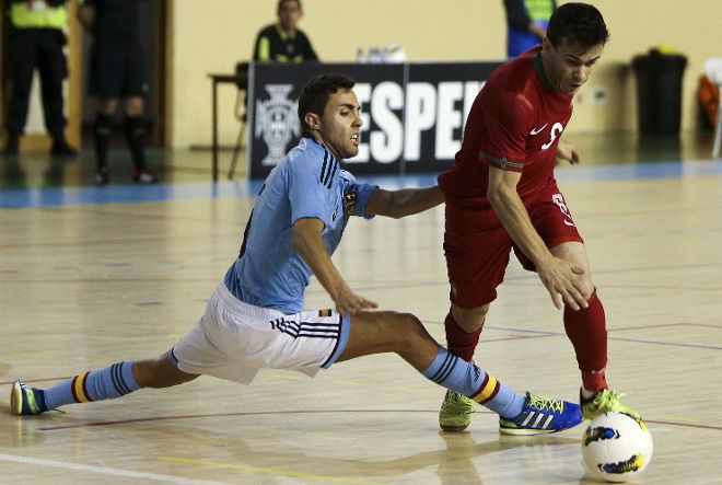 El jugador de Portugal, Arnaldo (d), supera Aicardo.