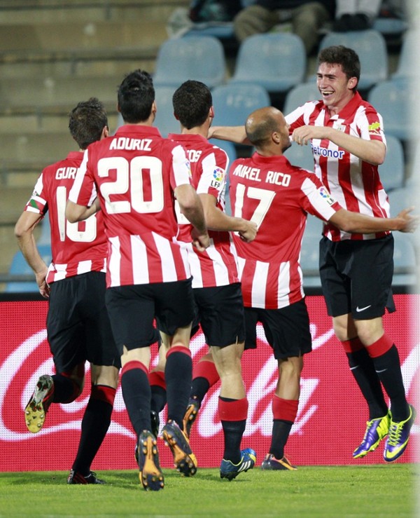 Los jugadores del Athletic de Bilbao celebran el gol marcado.