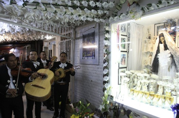 Unos mariachis cantan en el templo de la Santa Muerte ubicado en el barrio de Tepito.