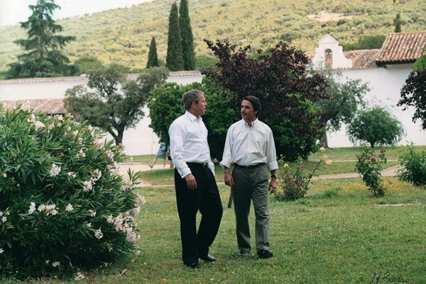 Fotografía facilitada por el Grupo Planeta que muestra a José María Aznar (d) con el entonces presidente de Estados Unidos, George W. Bush, el 12 de junio de 2001, en la finca del Estado de Quinto de Mora en el inicio de su primer viaje a Europa en España y que se incluye en el libro del expresidente del Gobierno español 