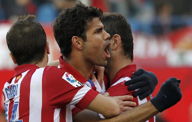 El delantero brasileño del Atlético de Madrid, Diego Costa (c) celebra con sus compañeros el gol marcado ante el Athletic de Bilbao.