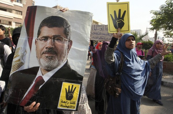 Simpatizantes del depuesto presidente egipcio Mohamed Mursi (en el cartel) participan en una protesta en El Cairo.