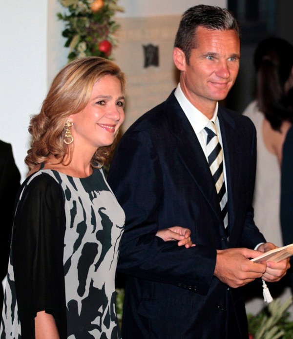 La Infanta Cristina y su esposo Iñaki Urdangarín posan para los medios durante el enlace matrimonial de Nicolás de Grecia con Tatiana Blatnik.