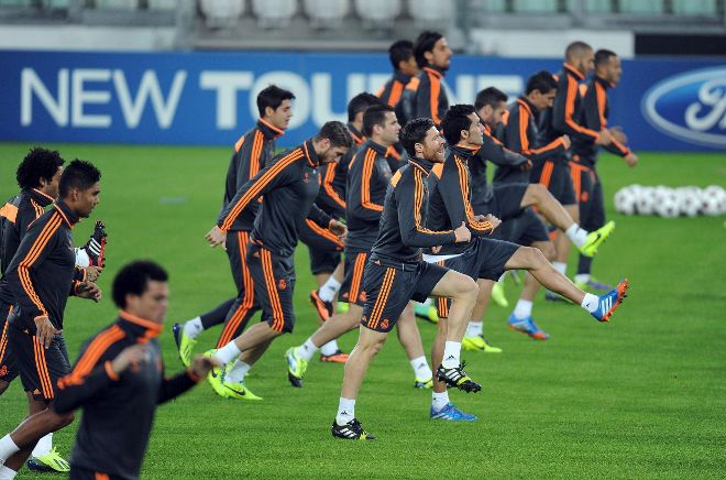 Los jugadores del Real Madrid calientan durante el entrenamiento.