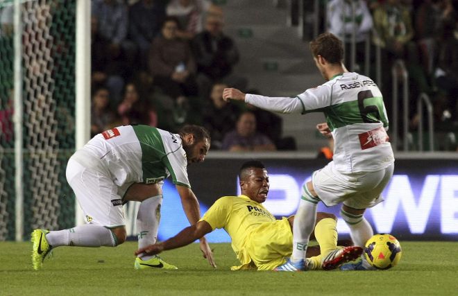 El delantero nigeriano del Villarreal, Ikechuwku Uche (c), pugna por un balón.