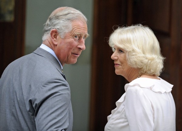 Fotografía de archivo tomada el 23 de julio de 2013 que muestra al príncipe Carlos de Inglaterra junto a su mujer, la duquesa Camila de Cornualles.