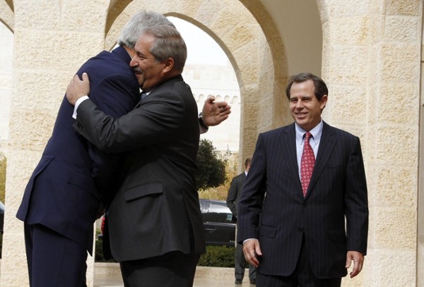 El secretario de estado estadounidense, John Kerry (izda), abraza a su homólogo jordano, Nasser Judeh (centro), junto al embajador estadounidense en Jordania, Stuart E. Jones (dcha), a su llegada al Palacio Real para reunirse con el rey Abdalá de Jordania en Amán (Jordania) hoy, jueves 7 de noviembre de 2013. 