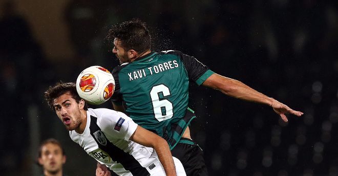 Tiago Rodrigues (i) del Vitoria de Guimaraes en acción ante Xavi Torres.