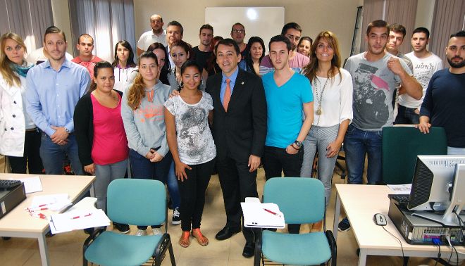 El alcalde de Santa Cruz (centro) junto con los jóvenes que participan en el curso.