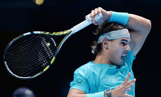 El tenista español Rafael Nadal devuelve una bola al serbio Novak Djokovic.