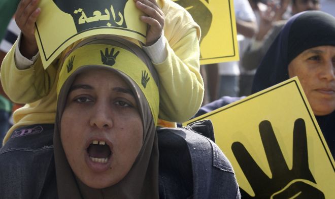 Mujeres simpatizantes del depuesto presidente egipcio Mohamed Mursi.