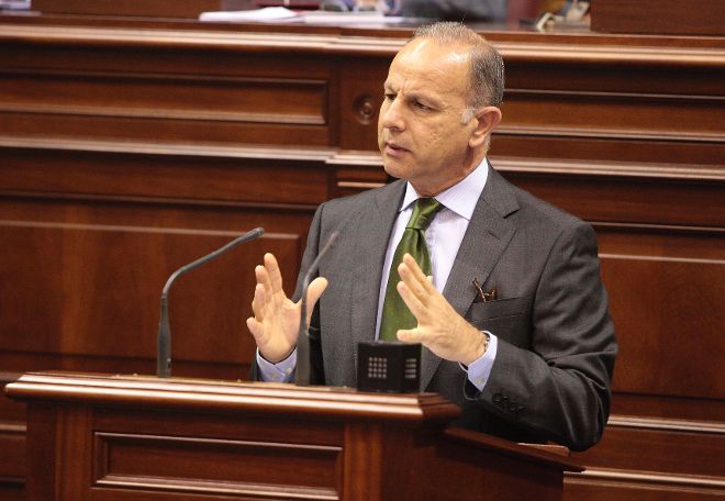 Jorge Rodríguez, en un momento de su intervención en el Parlamento de Canarias.
