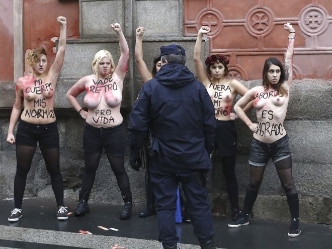 Activista feministas irrumpieron en la manifestación.