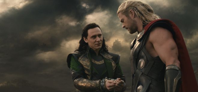 Fotograma sin fecha cedido por Disney donde aparecen los personajes Loki (i), interpreatado por Tom Hiddleston, y Thor, interpretado por Chris Hemsworth, en una escena de la película 