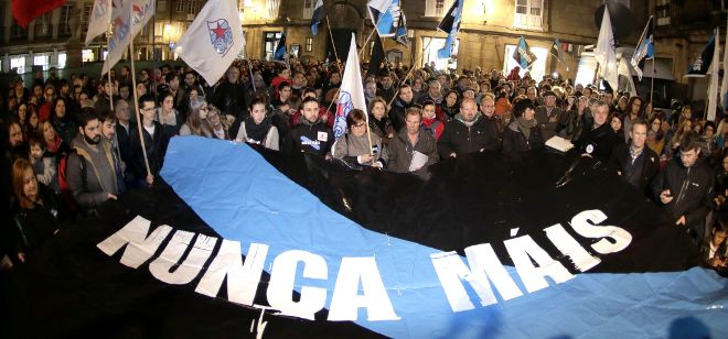 Centenares de personas participaron el pasado día 15 en la concentración convocada por el movimiento ciudadano Nunca Máis, surgido tras el accidente del Prestige en noviembre de 2002.