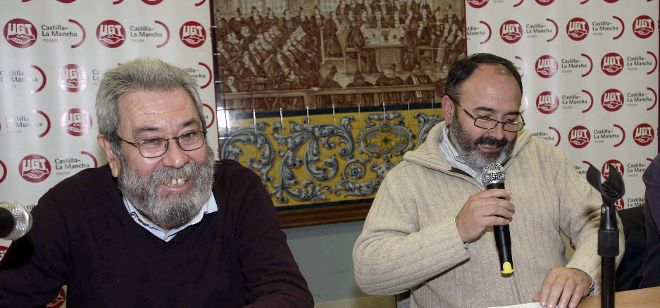 Los secretarios general y regional de UGT, Cándido Méndez (i) y Carlos Pedrosa, respectivamente, durante un acto que el sindicato celebró en las instalaciones de la UNED en Talavera de la Reina, en Toledo.