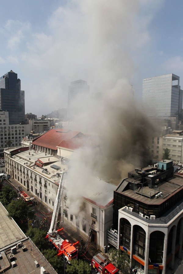 Bomberos atienden un incendio hoy, lunes 18 de noviembre de 2013, en las bodegas de vestuario del Teatro Municipal de Santiago (Chile). Hasta el momento se desconocen las causas que originaron el fuego en este edificio.