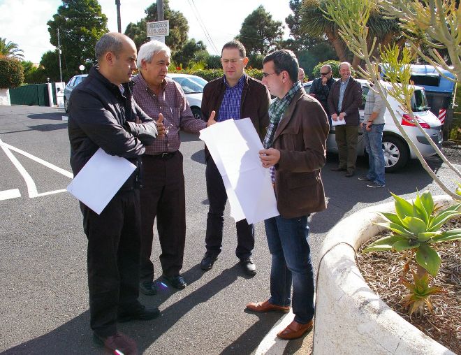Javier Abreu (derecha), en un encuentro con técnicos municipales.