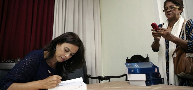 María José Rincón, coordinadora del equipo que elaboró el Diccionario del español dominicano, firma algunos ejemplares de éste en Santo Domingo (República Dominicana).
