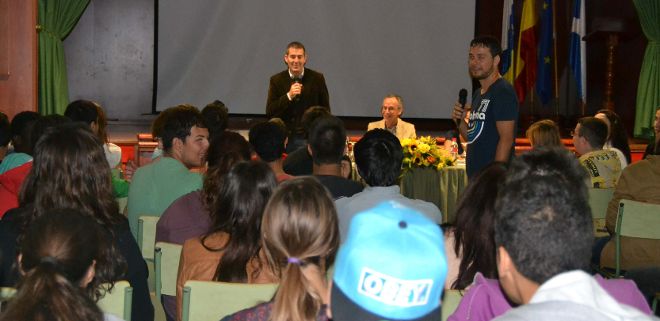Fernando Clavijo, con los estudiantes.E.D.