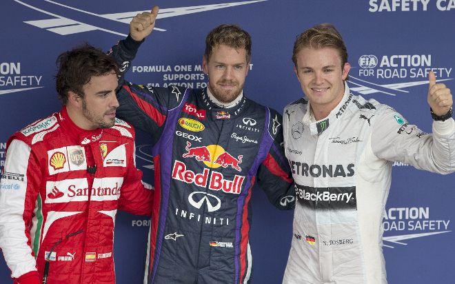 El piloto alemán Sebastian Vettel (c), de la escudería Red Bull, posa junto al español Fernando Alonso (i, Ferrari), y el alemán Nico Rosberg (d, Mercedes).