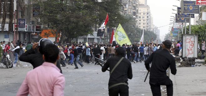 Miembros de las fuerzas de seguridad egipcias intervienen en una manifestación de simpatizantes del depuesto presidente egipcio, el islamista Mohamed Mursi.