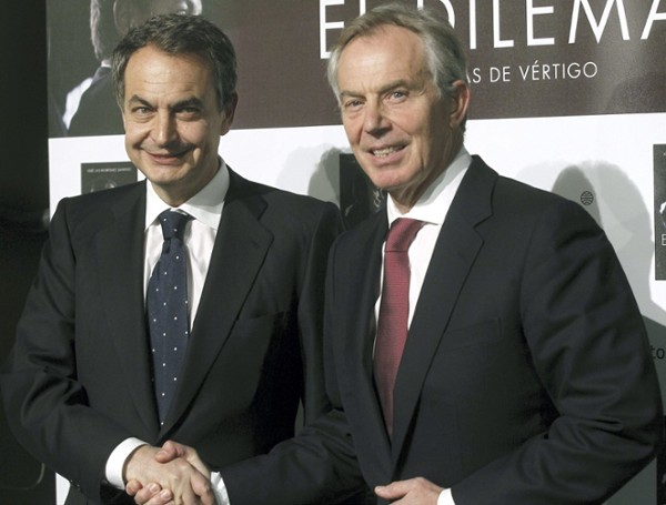 El expresidente del Gobierno, José Luis Rodríguez Zapatero (i), posa junto al exprimer ministro británico Tony Blair, durante la presentación del segundo volumen de las memorias de Zapatero, esta tarde en el Teatro Fernando de Rojas del Círculo de Bellas Artes, de Madrid.