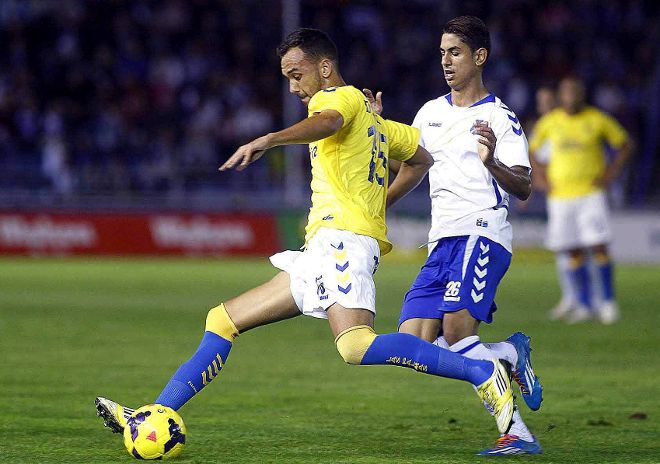 El delantero del Tenerife Ayoze Pérez (d) lucha un balón con el defensa de la UD Las Palmas 
