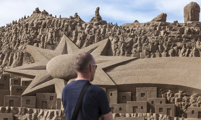 Hoy se ha inaugurado el tradicional belén de arena de la playa de Las Canteras. Este ocupa un área de 1.500 metros cuadrados en la arena de la Playa, y ha sido modelado por seis escultores de España, Rusia, Italia y Dinamarca.