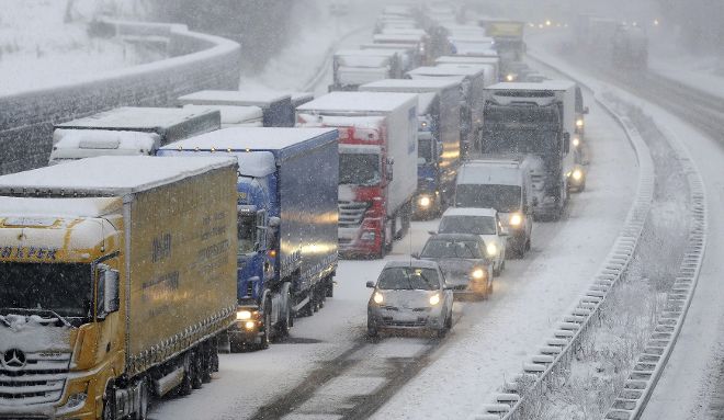 Coches y camiones se ven atrapados en un importante atasco a causa de la fuerte nevada caída sobre Olpe (Alemania), hoy, viernes 6 de diciembre de 2013. El temporal Xaver, que azota el norte de Europa con lluvias, nieve y vientos huracanados, ha paralizado el tráfico en muchos puntos de Alemania.