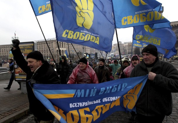 Una multitud participa en las protestas en la Plaza de la Independencia en Kiev (Ucrania) hoy, viernes 6 de diciembre de 2013. El dirigente opositor ucraniano Vitali Klitschkó denunció hoy que 14 manifestantes opositores permanecen desaparecidos desde la violenta disolución de las protestas del pasado 30 de noviembre en el centro de Kiev.