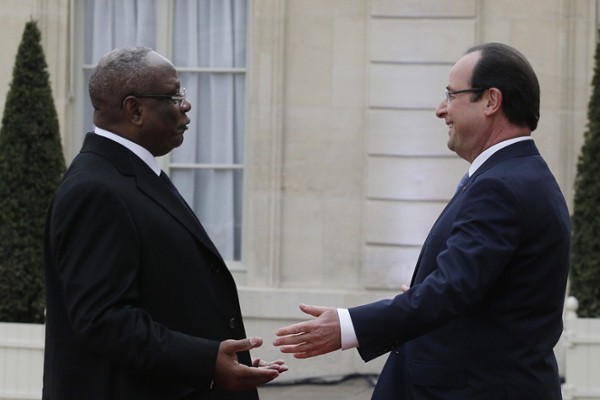 El presidente francés François Hollande (d) saluda al presidente de Mali, Ibrahim Boubacar Keita (i) a su llegada a la Cumbre del Elíseo para la paz y la seguridad en África celebrada en París, Francia hoy 6 de diciembre de 2013.