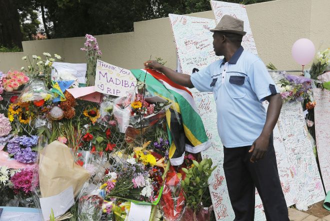 Muestras de condolencia en la puerta de la residencia de Mandela. 