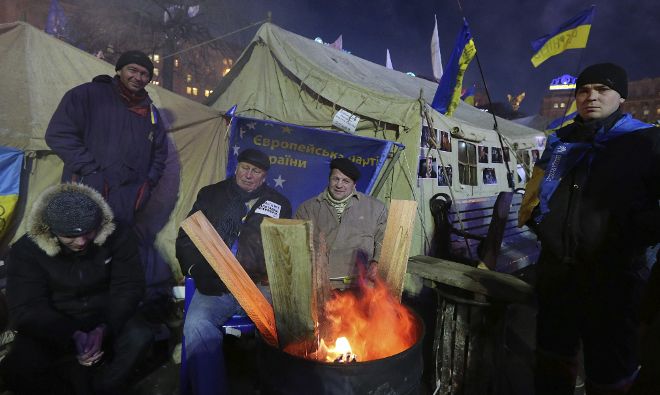 Imagen de la manifestación pro-europea en la Plaza de la Independencia en Kiev (Ucrania) hoy, viernes 6 de diciembre de 2013. El dirigente opositor ucraniano Vitali Klitschkó denunció hoy que 14 manifestantes opositores permanecen desaparecidos desde la violenta disolución de las protestas del pasado 30 de noviembre en el centro de Kiev.