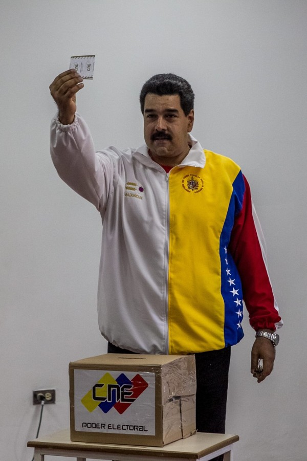 El presidente venezolano, Nicolás Maduro, vota durante las elecciones municipales, en Caracas. 