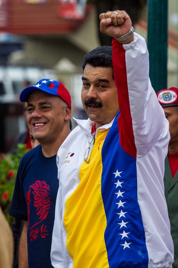 El presidente venezolano, Nicolás Maduro (d), acompañado del candidato oficialista a la Alcaldía del municipio metropolitano Libertador, Jorge Rodríguez.