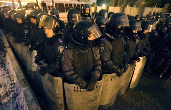 Riot police officers stand in line in front of the presidential offices during an opposition rally in Kiev, Ukraine, 08 December 2013. Tens of thousands of Ukrainian anti-government protesters demanded that President Viktor Yanukovych step down for his decision to back away from an association agreement with the European Union.