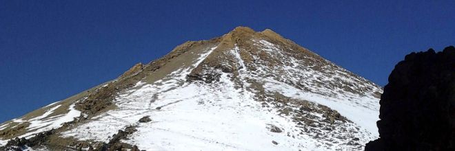 Las primeras nieves del otoño han caído sobre el Teide y ya puede divisarse desde la autpista del norte.