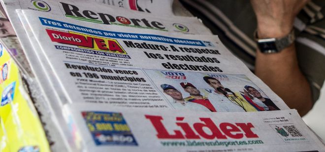 Detalle de varios diarios venezolanos hoy, lunes 9 de diciembre de 2013, en Caracas (Venezuela).
