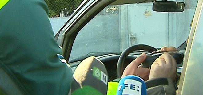 Imagen tomada de televisión de uno de los primeros controles que ha llevado a cabo la Guardia Civil de Madrid, como parte de la campaña que Tráfico (DGT) ha puesto hoy en marcha, para evitar el consumo de alcohol y drogas al volante.