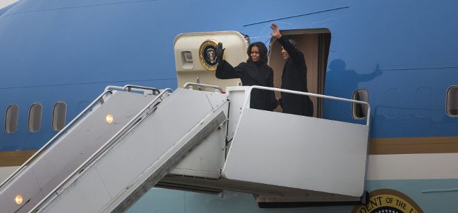 El presidente de Estados Unidos, Barack Obama, y su esposa, Michelle, saludan al embarcar en el Air Force One.