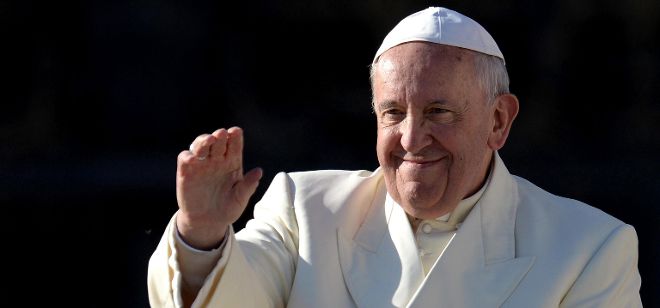 El papa Francisco se despide de los feligreses.