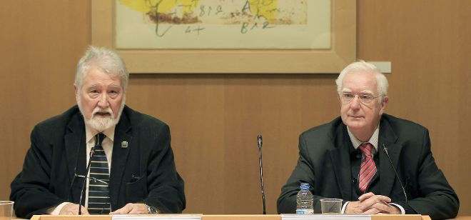 El director del Centro de Historia Contemporánea de Cataluña, Jaume Sobreques (d), acompañado del presidente del Instituto de Estudios Catalanes, Joan Domenec Ros.
