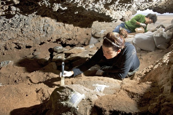 El Cabildo de Fuerteventura expone los resultados de la excavación arqueológica realizada en el yacimiento funerario prehispánico del Barranco de Los Canarios. En la imagen, dos arqueólogas trabajan en el yacimiento.