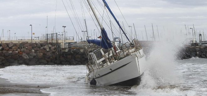 Un velero varado en Las Palmas.